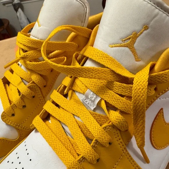 Jordan Sneakers Yellow and White - Picture 3 of 16